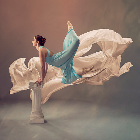 190317-jennifer in blue with column_SED3570